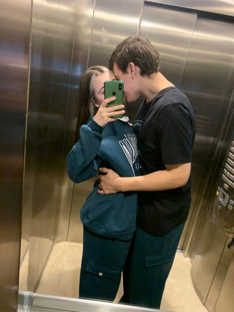 foto de casal no espelho de um elevador