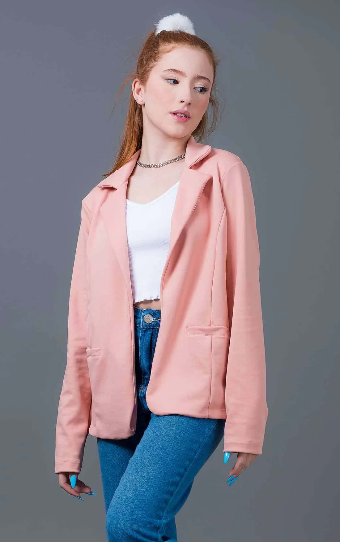 Look com calça jeans, cropped e blazer rosa