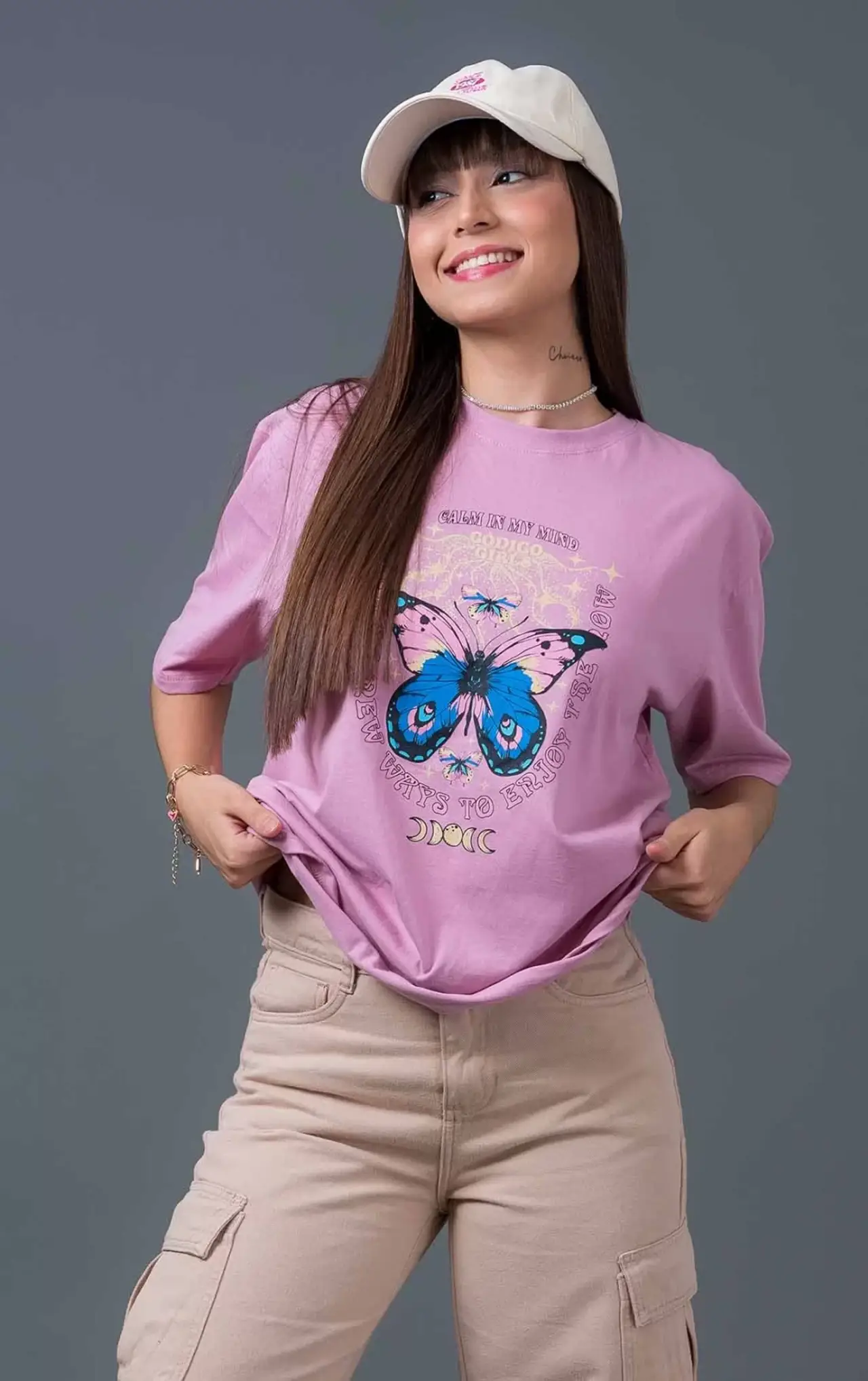 Look com uma t-shirt rosa e uma calça cargo creme