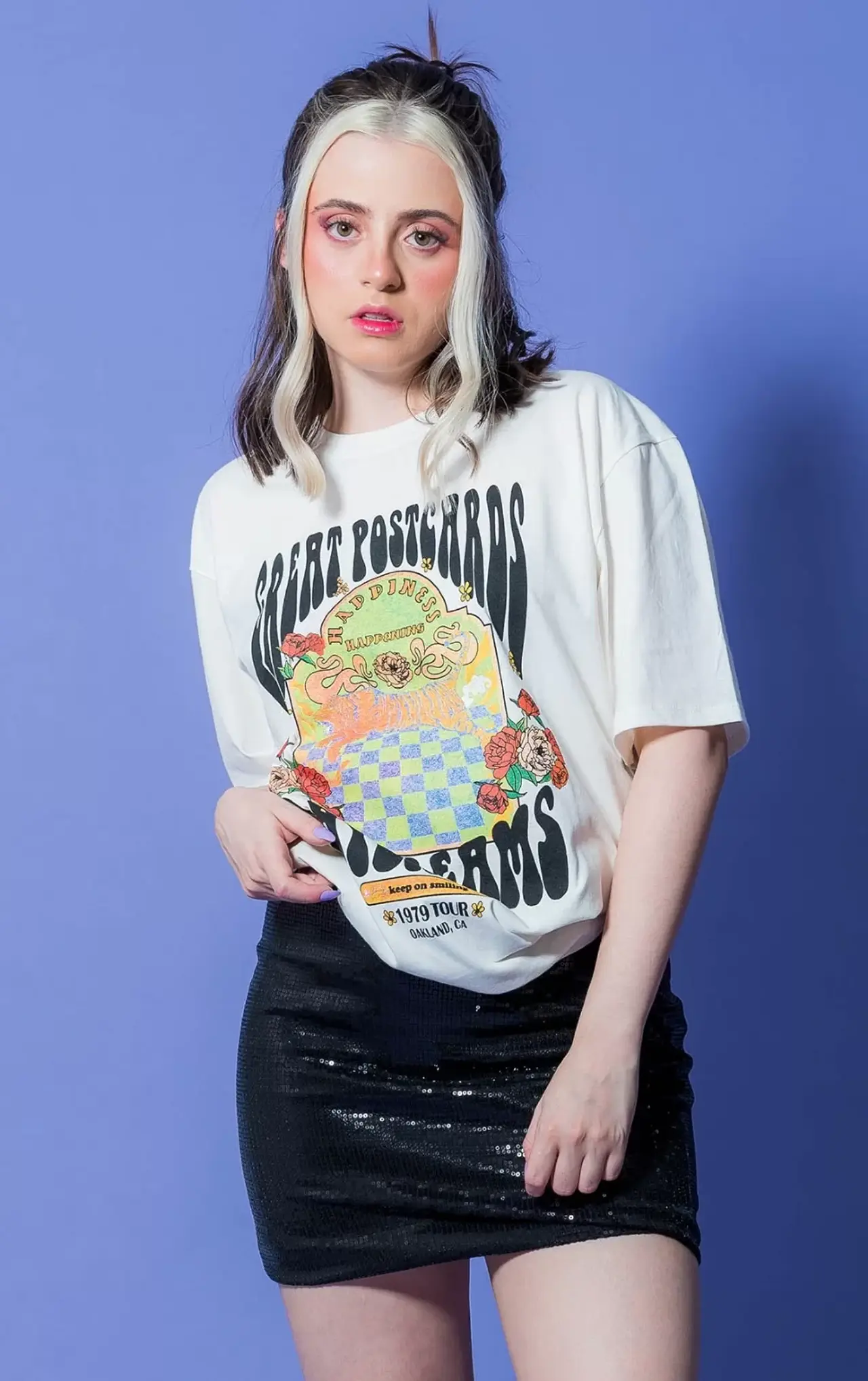 menina com t-shirt branca estampada e saia de paite branca