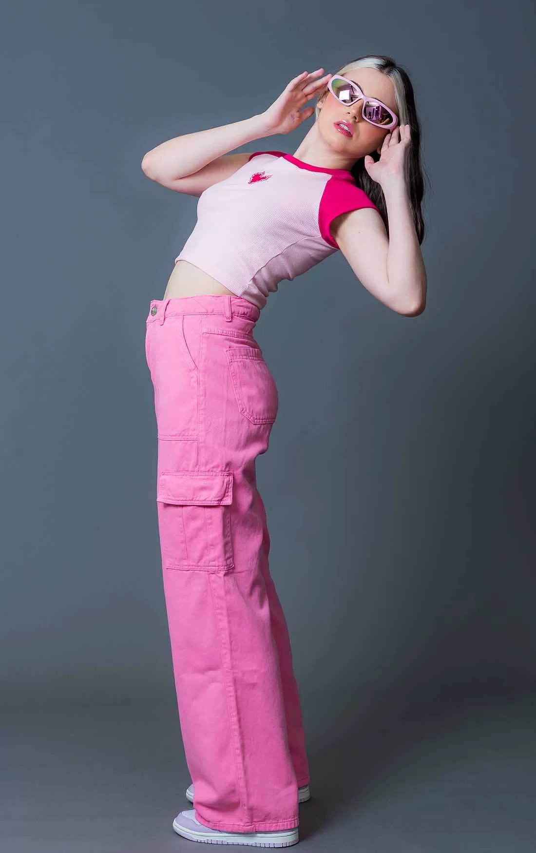 menina com calça cargo rosa e blusinha rosa clara