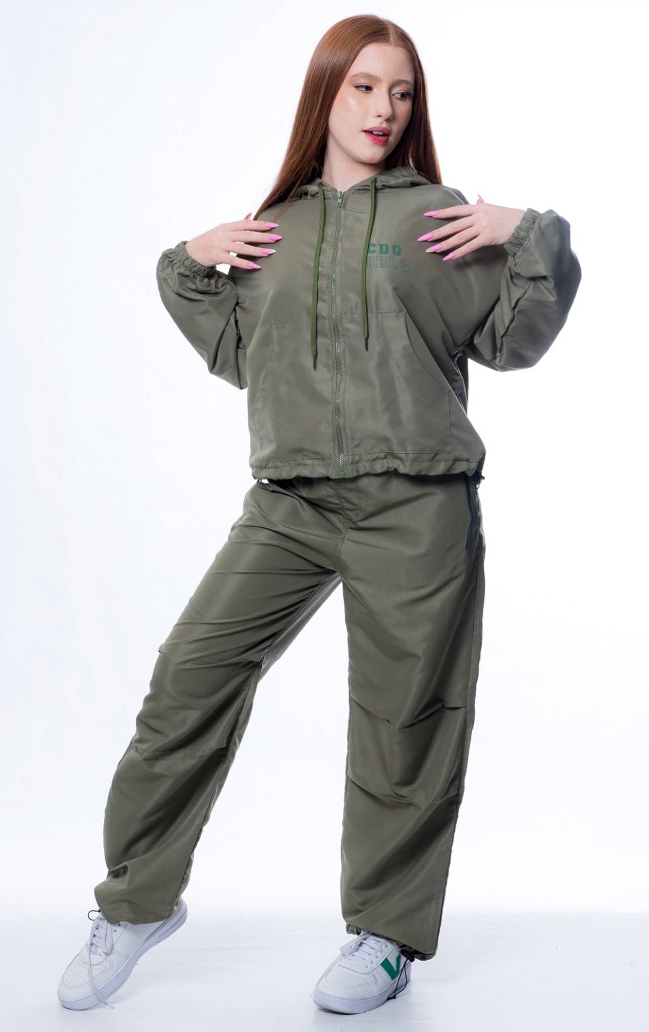 modelo ruiva com jaqueta corta vento verde militar