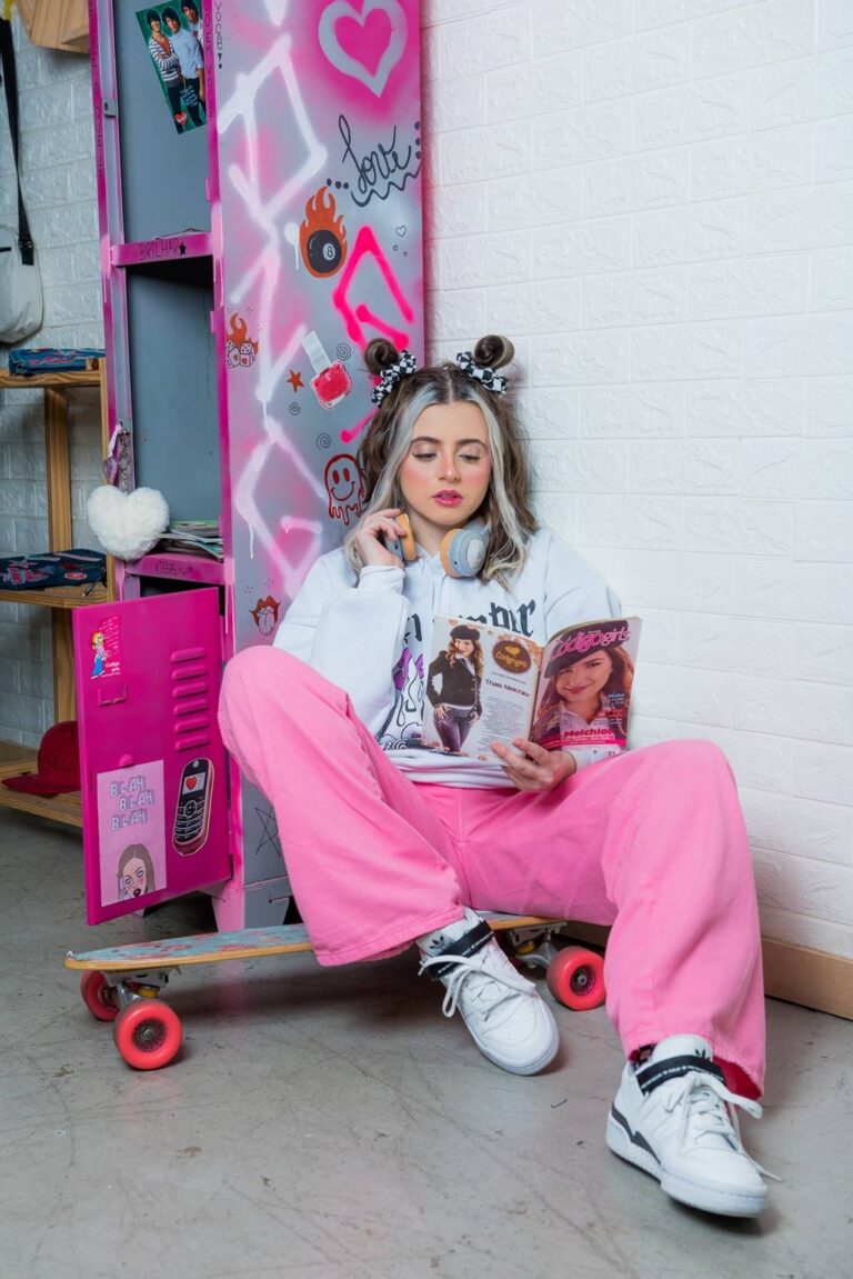 menina lendo revista sentada em um depósito