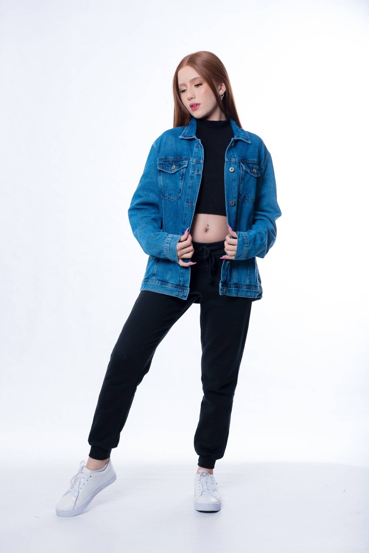 modelo com pose espontânea vestindo jaqueta jeans