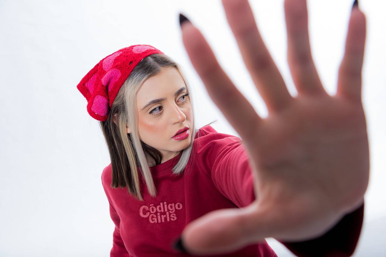 menina fazendo pose com bandana rosa no rosto