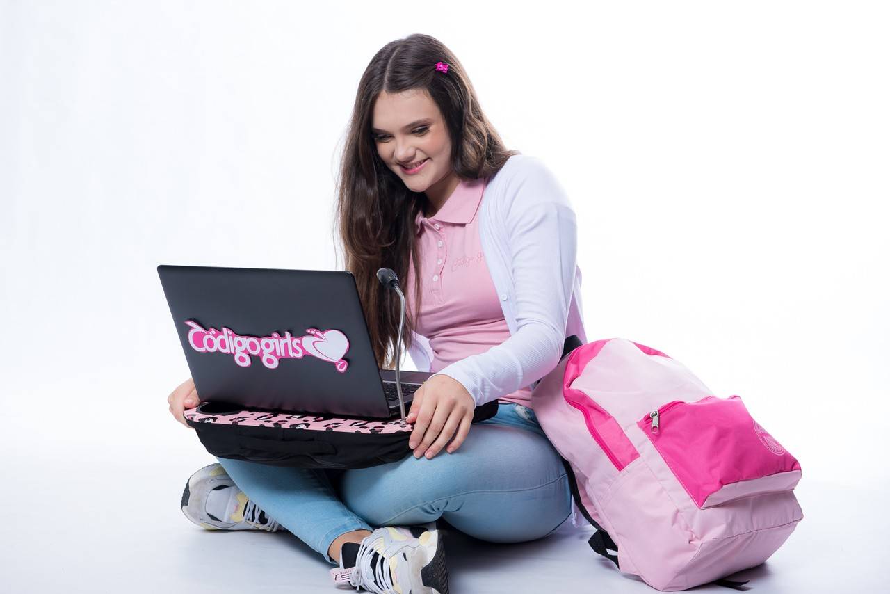 menina sentada estudando com um computador 