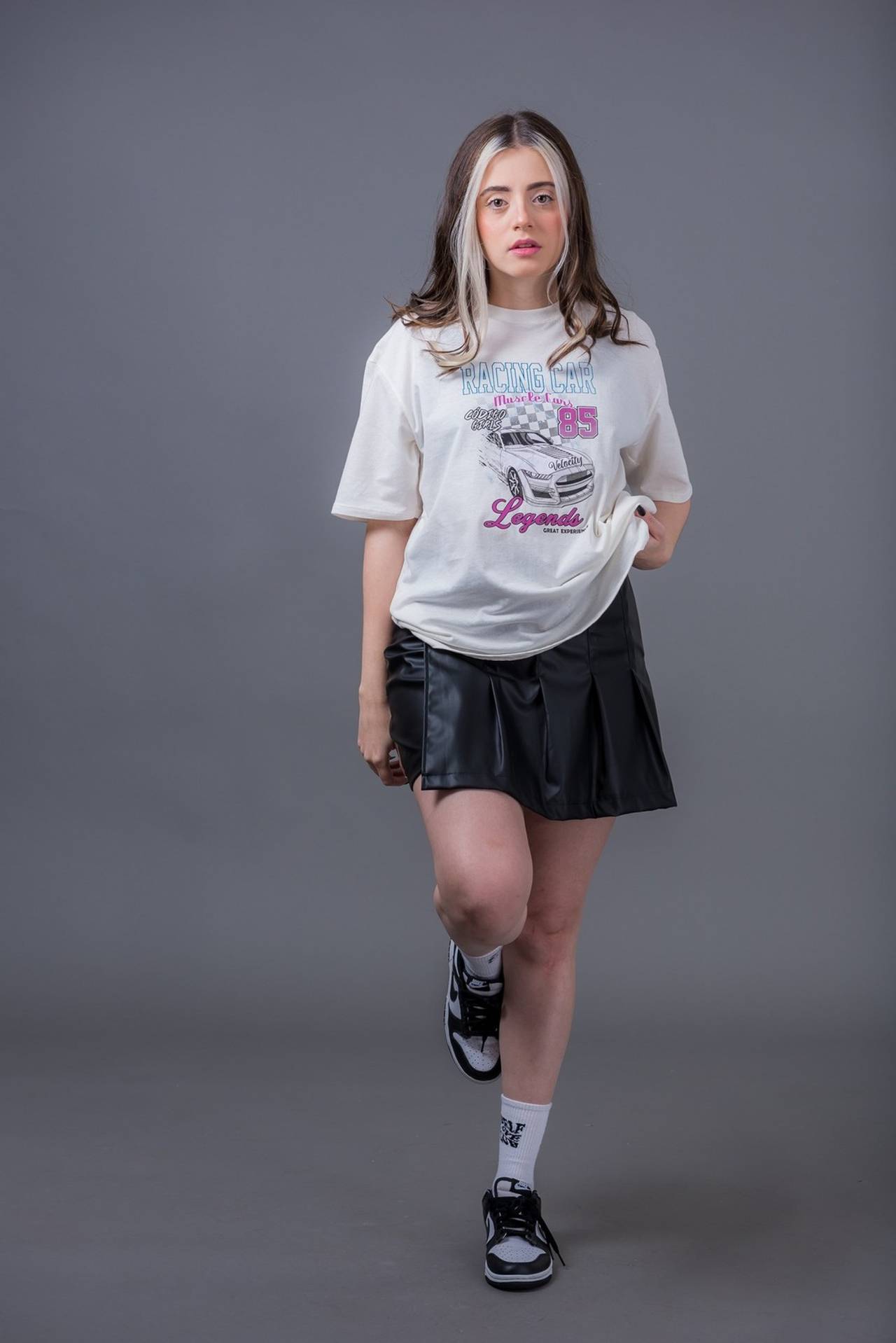 look com saia tenista de couro e t-shirt branca